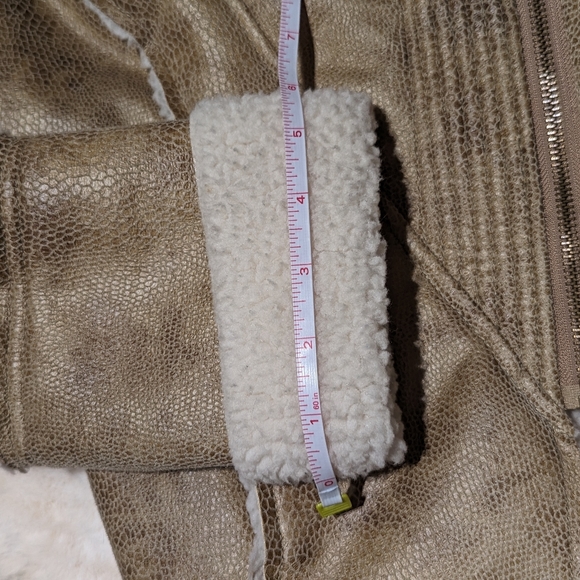 Womans Sherpa Jacket,Tan & White w/ Pytho Pattern - Picture 5 of 11